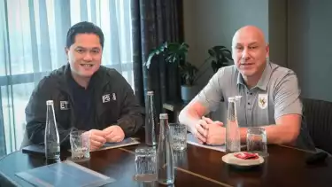 Ketua Umum PSSI, Erick Thohir dan Direktur Teknik PSSI, Alexander Zwiers