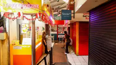 Suasana aktivitas perdagangan di Plaza 2 Blok M, Jakarta Selatan