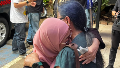 Tangis Ibunda Delpedro Pecah Saat Jenguk Sang Anak di Polda Metro Jaya: Anak Saya Bukan Maling, Bukan Koruptor!