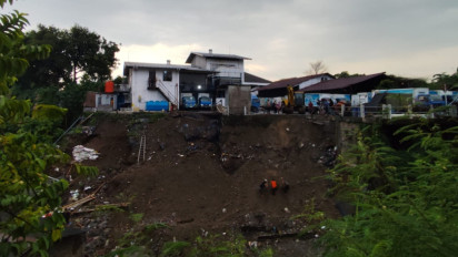 ​Talud Setinggi 15 Meter di Semarang Longsor dan Tutup Aliran Sungai, Rusak Rumah dan Sebabkan Banjir