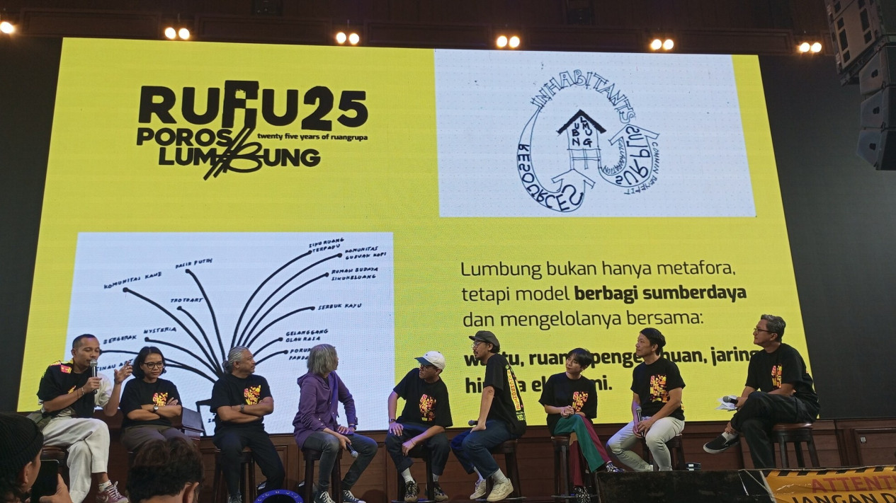 Kolektif Seni ruangrupa Rayakan 25 Tahun Perjalanan Artistik di Synchronize Fest 2025
            - galeri foto