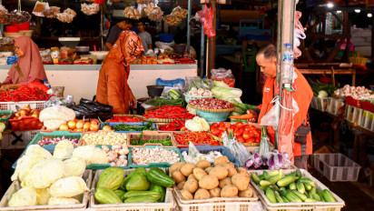 Berita Foto: Harga Bahan Pokok di Pasar Kebayoran Lama Masih Tinggi, Warga Tetap Padati Pasar