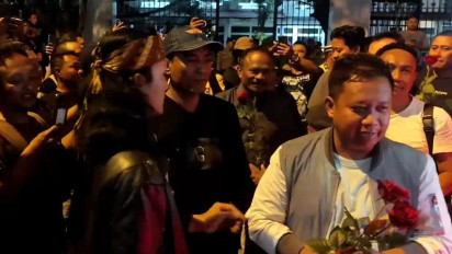 Beri Mawar Merah, Warga Sambut Kepulangan Tim Pansus DPRD Pati Usai Konsultasi ke Kemendagri dan BKN