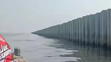 Tanggul Beton di pesisir Cilincing, Jakarta Utara.