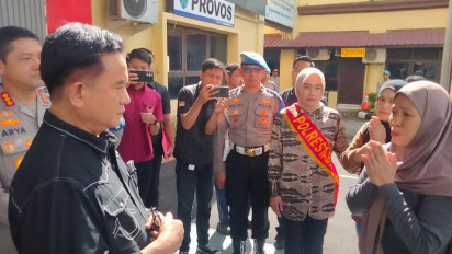 Keluarga Ojol Korban Kerusuhan Makassar Menangis di Depan Menko Yusril Ihza Mahendra