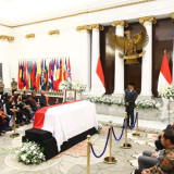 Berita Foto: Menlu RI Sugiono Beri Penghormatan Terakhir untuk Zetro Leonardo Purba