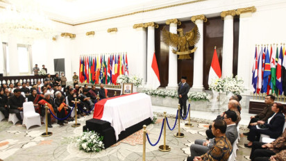 Berita Foto: Menlu RI Sugiono Beri Penghormatan Terakhir untuk Zetro Leonardo Purba