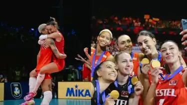 Hande Baladin selebrasi dengan rekan setimnya usai membawa Turki menjuarai CEV Women s Champions League tahun 2023.