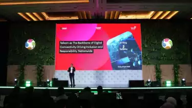 Wakil Direktur Utama Telkom Indonesia Muhammad Awaluddin saat menyampaikan paparan pada acara Katadata Sustainability Action for the Future Economy (SAFE) 2025 yang digelar pada Kamis (11/9).