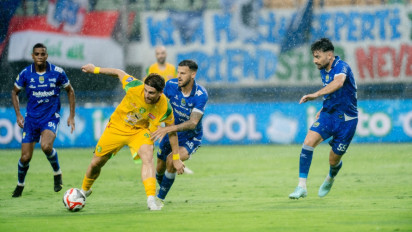 4 Momen Tak Terlupakan di Laga Persib Vs Persebaya: Lapangan Tergenang Air hingga Ledakan Emosi Thom Haye di Ujung Laga