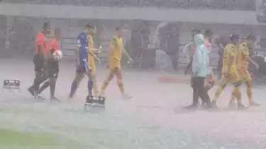 Hujan Deras di Laga Persib Vs Persebaya