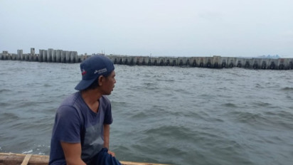 Gara-Gara Tanggul Beton, Nelayan Cilincing Keluhkan Limbah Industri dan Sampah Plastik 23 Ton per Hari Masuk ke Teluk Jakarta