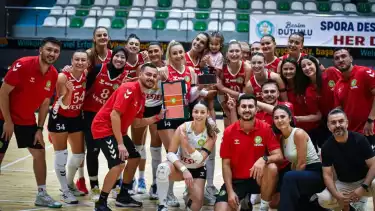 Potret Manisa BBSK berfoto bersama usai berhasil meraih kemenangan di turnamen pramusim.