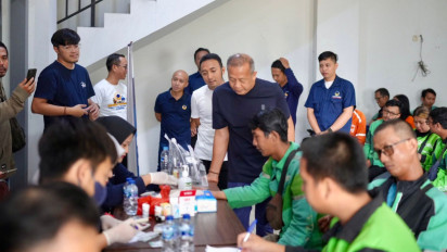 NasDem Karawang Bagi-bagi Sembako hingga Cek Kesehatan Gratis kepada 300 Driver Ojol