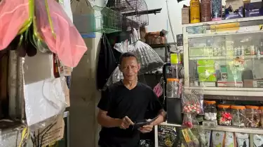 Hakim (55) penjual burung di Lenteng Agung setuju akan ada relokasi pasar hewan Barito.