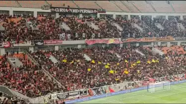The Jakmania membentangkan sebuah spanduk sebagai bentuk duka dan doa terkait musibah yang melanda Bali.