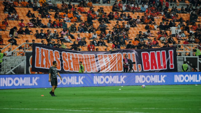 ‎Aksi The Jakmania Bentangkan Spanduk Tanda Duka dan Doa untuk Musibah Banjir di Bali