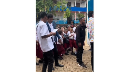 Siswa SD di Papua Lahap Makan MBG, Warganet: Ini Alasan Harus Tetap Lanjut!