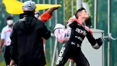 Aksi lempar helm Aleix Espargaro untuk fans di Sirkuit Mandalika pada MotoGP 2023