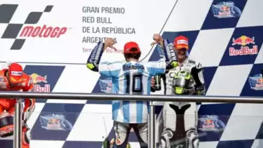 Selebrasi Valentino Rossi pakai jersey Maradona di MotoGP 2015