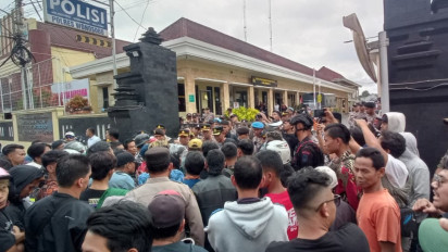 Pelaku Pembacokan Anggota TNI Ditangkap, Warga Geruduk Mapolres Tuntut Pelaku Dihukum Mati