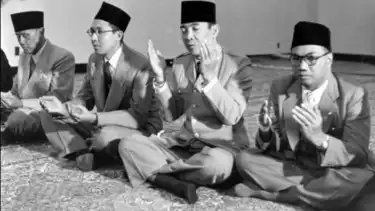 Presiden ke-1 RI, Soekarno (tengah)