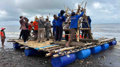 Amankan Konservasi Ekosistem Laut, Bupati Banyuwangi  dan Nelayan Tenggelamkan “Fish Bank”