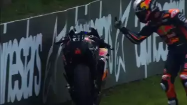 Pedro Acosta saat acungkan jari tengah ke motor di MotoGP San Marino 2025