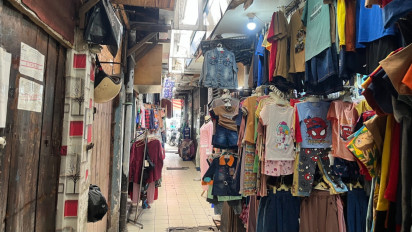 Nestapa Pedagang Baju Mengais Sisa Rezeki saat Kondisi 'Mati Suri' Pasar Paseban
