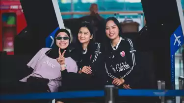 Megawati Hangestri bersama skuad Bank Jatim