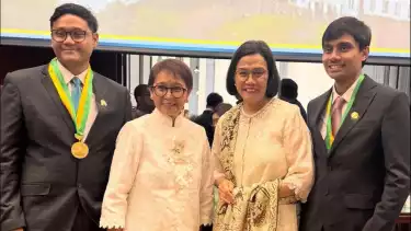 Sri Mulyani & Retno Marsudi hadiri acara wisuda anak mereka di FK UI