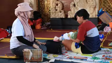 CEO PT. Kutus Kutus Herbal, Riva Effrianti, saat berdialog dengan pengungsi banjir di Posko Ubung, Kamis (11/9/2025).