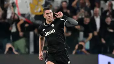 Dusan Vlahovic merayakan gol Juventus ke gawang Borussia Dortmund