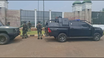 Ada Kendaraan Milik TNI di Depan Gerbang Gedung DPR Jelang Aksi Unjuk Rasa Ojol Hari Ini