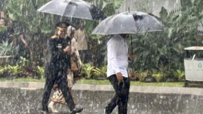 Menembus Hujan, Ahmad Dofiri dan Istri Tiba di Istana di Tengah Isu Reshuffle Kabinet