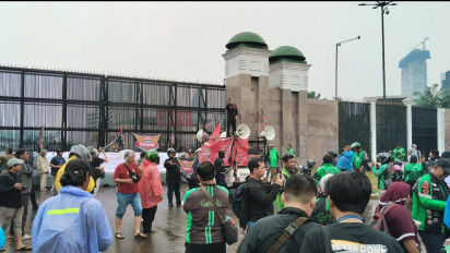 Meski Diguyur Hujan, Massa Ojol Tetap Gelar Aksi Didepan DPR/MPR