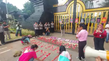 Puluhan perempuan yang tergabung dalam Aliansi Perempuan Indonesia menggelar aksi tabur bunga di depan Markas Polda Metro Jaya, Rabu (17/9).