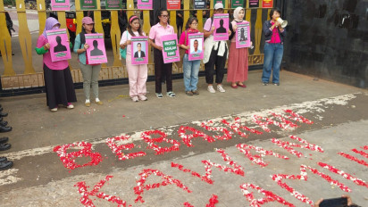 Puluhan Perempuan Tabur Bunga di Polda Metro, Desak Bebaskan Aktivis dan Demonstran
