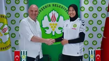 Megawati Hangestri bersama Presiden Tim Voli Manisa BBSK, Murat Kumustekin