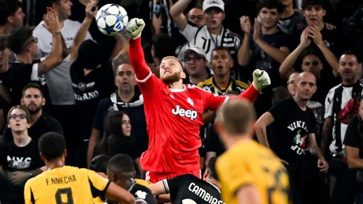 Suporter Italia Berbondong-bondong Semprot Michele Di Gregorio usai Kebobolan 7 Kali, Legenda Lazio: Dia Tak Layak di Juventus
            - galeri foto