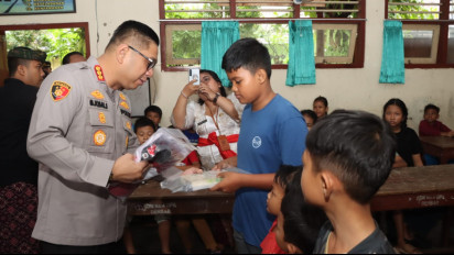 Kapolresta Denpasar Salurkan Bantuan untuk Siswa Terdampak Banjir di SDN 4 Dauh Puri