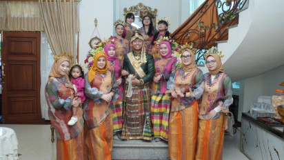 Puluhan Artis dan Figur Publik Serentak Pakai Baju Bodo Khas Sulawesi Selatan