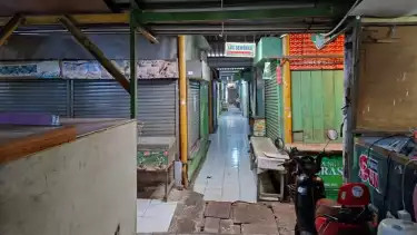 Suasana Pasar Tradisional Radio Dalam, Jakarta Selatan, siang itu tampak lengang.