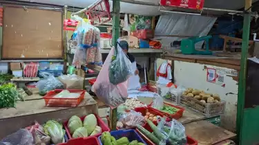 Suasana Pasar Tradisional Radio Dalam, Jakarta Selatan, siang itu tampak lengang.