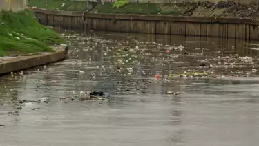 Lautan Sampah di Sungai Ciliwung, Pencari Ikan Kesulitan Beraktivitas