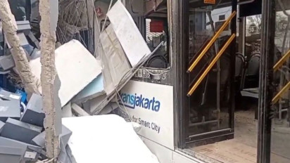 Bus Transjakarta Tabrak Ruko hingga Sebabkan Korban Luka, Warga Duga Kendaraan Umum Itu Salah Ambil Jalur