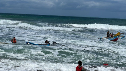 Perahu Nelayan Terbalik Pasca Dihantam Ombak Pantai Depok Bantul, Dua Orang Berhasil Diselamatkan