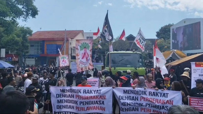 Geruduk DPRD Pati, Ratusan Warga Demo Kawal Pansus Pemakzulan Bupati Sudewo