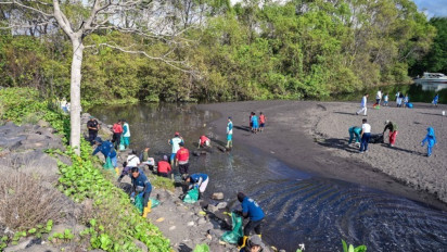 Momen World Cleanup Day, Ratusan Warga Bersihkan Sampah di Pantai Seranite