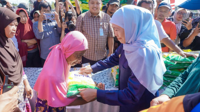 Warga Antusias Serbu Pasar Murah di Probolinggo, Gubernur Khofifah: Pemerintah Ringankan Beban Masyarakat.